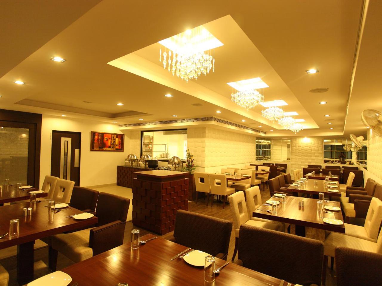 Hotel Surya Plaza Kota  Esterno foto